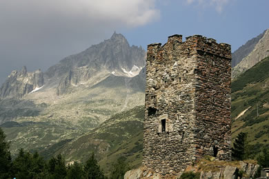 Das markanteste Bauwerk ist der Turm der Herren von Hospental, erbaut in der ersten Hälfte des 13. Jahrhunderts. Er diente als Wohnturm, ist aber seit dem 15. Jahrhundert nicht mehr bewohnt.